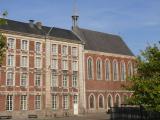 [Cliquez pour agrandir : 116 Kio] Douai - Le lycée Jean-Baptiste Corot et la chapelle des Bénédictins anglais.