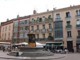 [Cliquez pour agrandir : 102 Kio] Toulouse - Fontaine et façades décorées.