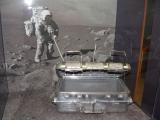 [Cliquez pour agrandir : 81 Kio] Alamogordo - The Museum of Space History: box for Moon rock samples.