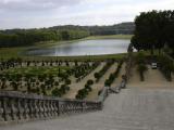 [Cliquez pour agrandir : 80 Kio] Versailles - L'orangerie se prolonge par le Bassin des Suisses.