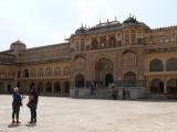 [Cliquez pour agrandir : 101 Kio] Jaipur - Le fort d'Amber : cour intérieure.