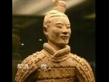 [Cliquez pour agrandir : 78 Kio] Xi'an - Le mausolée de l'empereur Qin Shihuang : l'armée de terre cuite : le puits n°2.