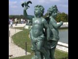 [Cliquez pour agrandir : 92 Kio] Versailles - Une statue, au bord d'un bassin.