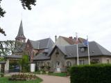 [Cliquez pour agrandir : 80 Kio] Le Plessis-Belleville - L'église Saint-Jean-Baptiste et la mairie.