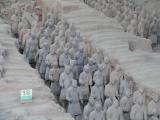 [Cliquez pour agrandir : 84 Kio] Xi'an - Le mausolée de l'empereur Qin Shihuang : l'armée de terre cuite : le puits n°1.