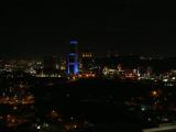 [Cliquez pour agrandir : 58 Kio] Monterrey - Vue générale de la ville, de nuit.