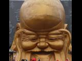 [Cliquez pour agrandir : 73 Kio] Liyang - L'océan de bambous : Sculpture immense en forme de tête.