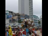 [Cliquez pour agrandir : 92 Kio] Rio de Janeiro - La plage d'Ipanema : vendeur de chapeaux.
