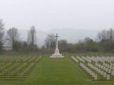 [Cliquez pour agrandir : 61 Kio] Somme - Mémorial de Thiepval : les tombes françaises et britanniques.