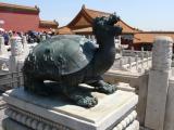 [Cliquez pour agrandir : 100 Kio] Pékin - La Cité interdite : la salle de l'harmonie suprême : statue de tortue.