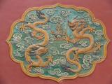 [Cliquez pour agrandir : 104 Kio] Pékin - La Cité interdite : décoration montrant deux dragons jouant avec une perle.
