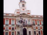 [Cliquez pour agrandir : 75 Kio] Madrid - Plaza del Sol : Présidence de la communauté et kilomètre zéro de l'Espagne.