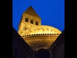 [Cliquez pour agrandir : 61 Kio] Tournus - L'abbaye Saint-Philibert, de nuit.