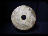 [Cliquez pour agrandir : 50 Kio] Shanghai - Le Shanghai Museum : disque en jade.