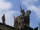[Cliquez pour agrandir : 57 Kio] Rio de Janeiro - Le palais Tiradentes : la façade : statue.
