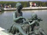 [Cliquez pour agrandir : 71 Kio] Versailles - Une statue, au bord d'un bassin.