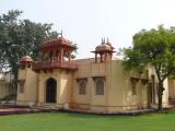 [Cliquez pour agrandir : 127 Kio] Jaipur - L'observatoire Jantar Mantar : bâtiment.