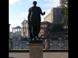 [Cliquez pour agrandir : 92 Kio] Rome - Le forum : statue de de Jules César.