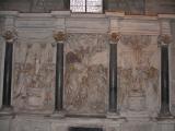 [Cliquez pour agrandir : 96 Kio] Reims - La basilique Saint-Remi : bas-relief représentant trois baptêmes.