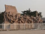 [Cliquez pour agrandir : 83 Kio] Pékin - La place Tian'anmen : décorations autour du mausolée de Mao Zedong.