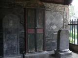 [Cliquez pour agrandir : 90 Kio] Xi'an - La grande mosquée : la deuxième cour : stèles en pierre dans la salle à cinq pièces.