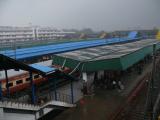 [Cliquez pour agrandir : 107 Kio] Delhi - La gare de New Delhi, sous la pluie.