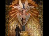 [Cliquez pour agrandir : 152 Kio] Rio de Janeiro - L'église São Francisco da Penitência : le chœur : statue de Saint François et du Christ en séraphin.
