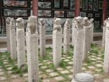 [Cliquez pour agrandir : 126 Kio] Xi'an - La forêt de stèles : pieux sculptés.