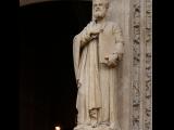 [Cliquez pour agrandir : 65 Kio] Nantes - La cathédrale : la façade : statue de Saint-Pierre.