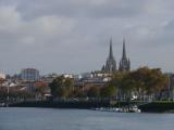 [Cliquez pour agrandir : 60 Kio] Bayonne - La cathédrale vue depuis les bords de l'Adour.