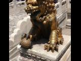 [Cliquez pour agrandir : 118 Kio] Pékin - La Cité interdite : statue de lion devant la porte de la pureté céleste.
