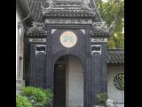 [Cliquez pour agrandir : 123 Kio] Suzhou - La cathédrale : porte traditionnelle.