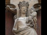 [Cliquez pour agrandir : 96 Kio] Reims - La cathédrale Notre-Dame : le portail d'entrée : statue de la Vierge à l'Enfant.