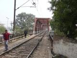 [Cliquez pour agrandir : 174 Kio] Agra - Entrée du pont ferroviaire sur la Yamuna.