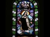 [Cliquez pour agrandir : 100 Kio] Rio de Janeiro - La chapelle de l'école Pequeña Cruzada : vitrail représentant la vie de Sainte Thérèse.