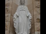 [Cliquez pour agrandir : 77 Kio] Austin - Sculpture of Virgin Mary outside the cathedral.