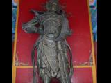 [Cliquez pour agrandir : 84 Kio] Pékin - Le parc Beihai : la salle du roi céleste : statue de Wei Tuo.