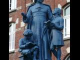[Cliquez pour agrandir : 96 Kio] Villeneuve-d'Ascq - L'école Saint-Adrien : statue de Saint-Jean-Baptiste de la Salle.