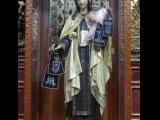 [Cliquez pour agrandir : 148 Kio] Mexico - L'église Saint-Bernardin-de-Sienne : statue de la Vierge à l'Enfant portant des scapulaires.