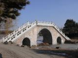 [Cliquez pour agrandir : 90 Kio] Pékin - Parc Yuanmingyuan : pont en pierre sur le lac gelé.