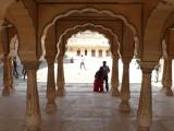 [Cliquez pour agrandir : 108 Kio] Jaipur - Le fort d'Amber : le hall des audiences publiques (Diwan-i-Am).