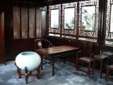 [Cliquez pour agrandir : 94 Kio] Suzhou - Le jardin du maître des filets : intérieur d'un bâtiment.