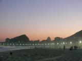 [Cliquez pour agrandir : 48 Kio] Rio de Janeiro - La plage de Copacabana au coucher du Soleil.