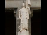 [Cliquez pour agrandir : 54 Kio] Biarritz - L'église Sainte-Eugénie : le portail : statue de Jeanne d'Arc.