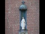 [Cliquez pour agrandir : 136 Kio] San Francisco - Saint Mary's church: statue of Virgin Mary.