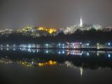 [Cliquez pour agrandir : 52 Kio] Hangzhou - Le lac Ouest : les rives du lac et la pagode Baochu, de nuit.