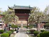 [Cliquez pour agrandir : 149 Kio] Xi'an - La grande mosquée : la première cour : le pavillon en bois du mémorial.