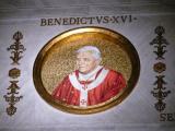 [Cliquez pour agrandir : 101 Kio] Rome - La basilique Saint-Paul-Hors-les-Murs : la nef : mosaïque représentant le pape Benoît XVI.