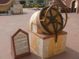 [Cliquez pour agrandir : 114 Kio] Jaipur - L'observatoire Jantar Mantar : instrument de mesure de déclination elliptique.