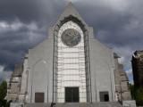 [Cliquez pour agrandir : 76 Kio] Lille - La cathédrale Notre Dame de la Treille : la façade vue de l'extérieur.